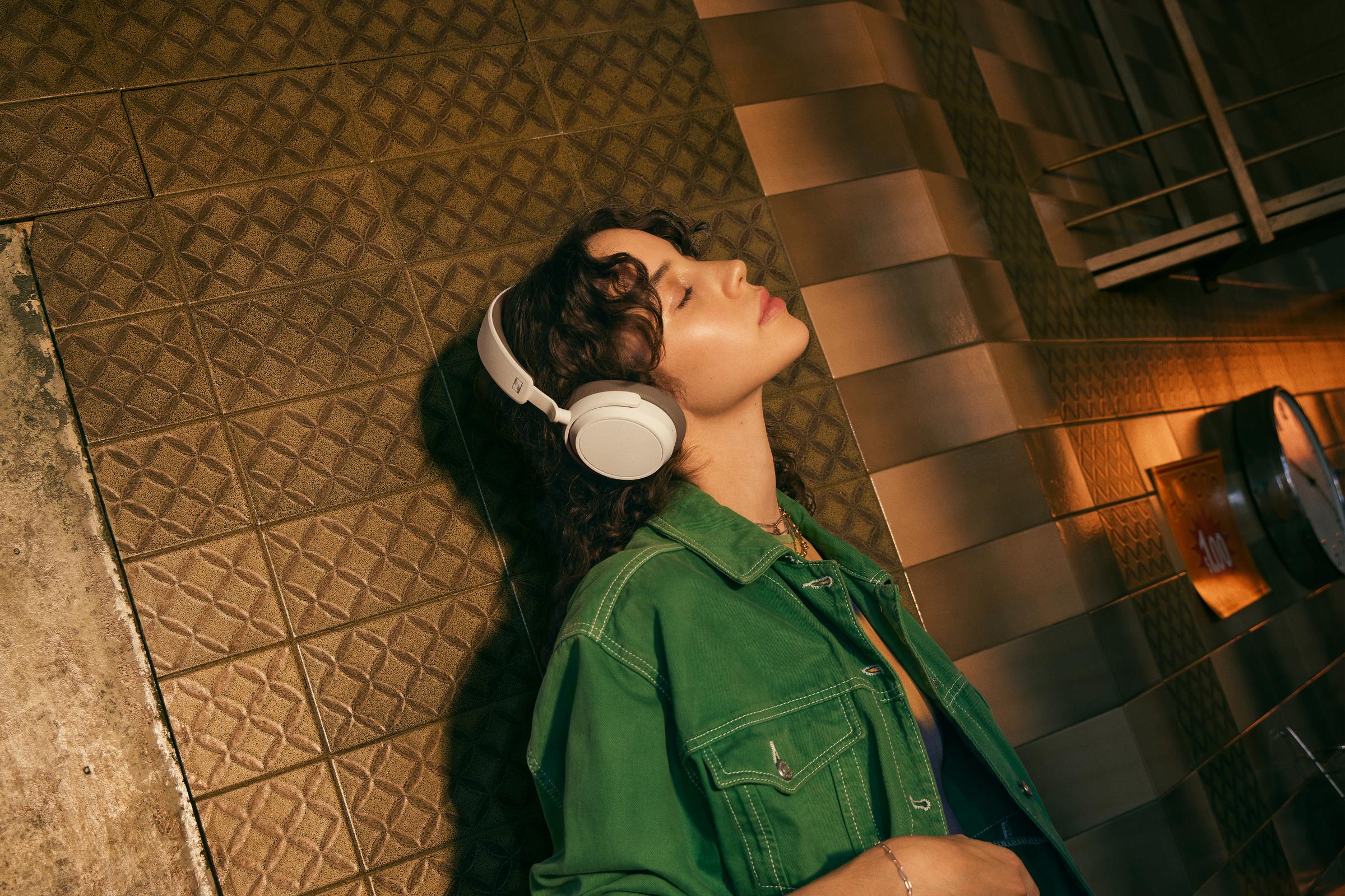 Sennheiser ACCENTUM Plus Wireless White Life 02